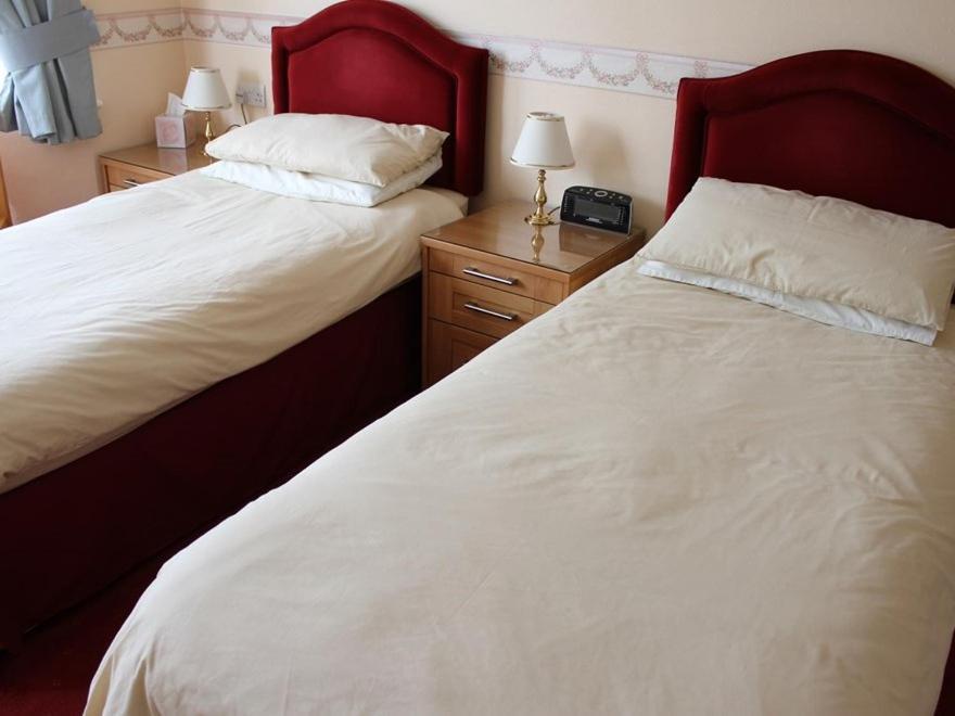 Merton House Уърдинг Екстериор снимка