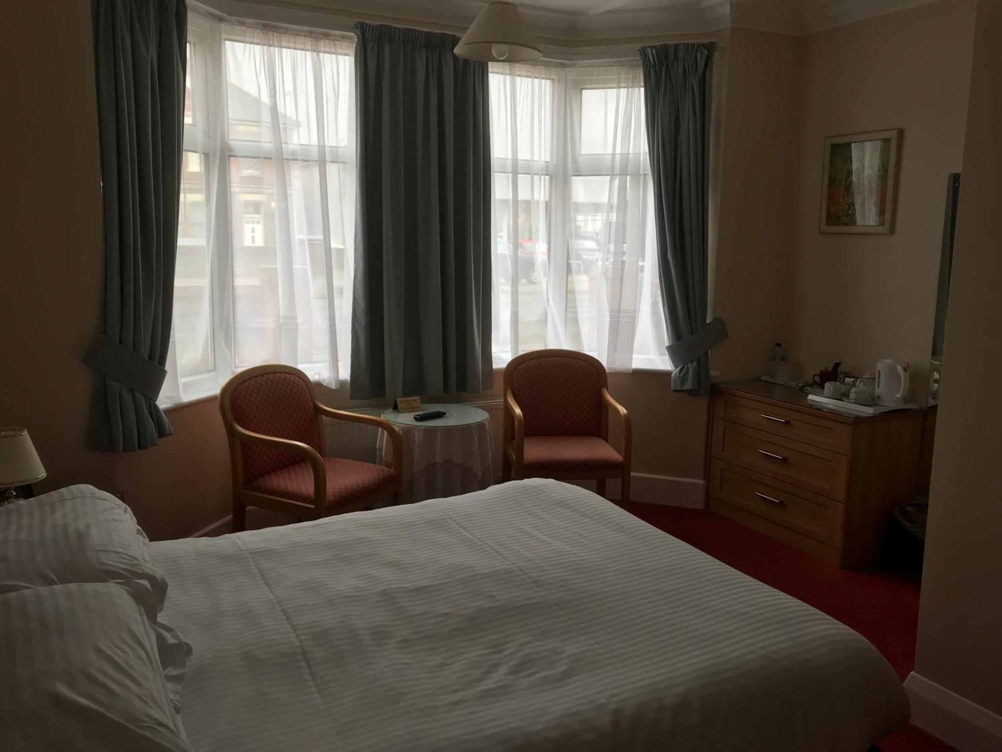 Merton House Уърдинг Стая снимка